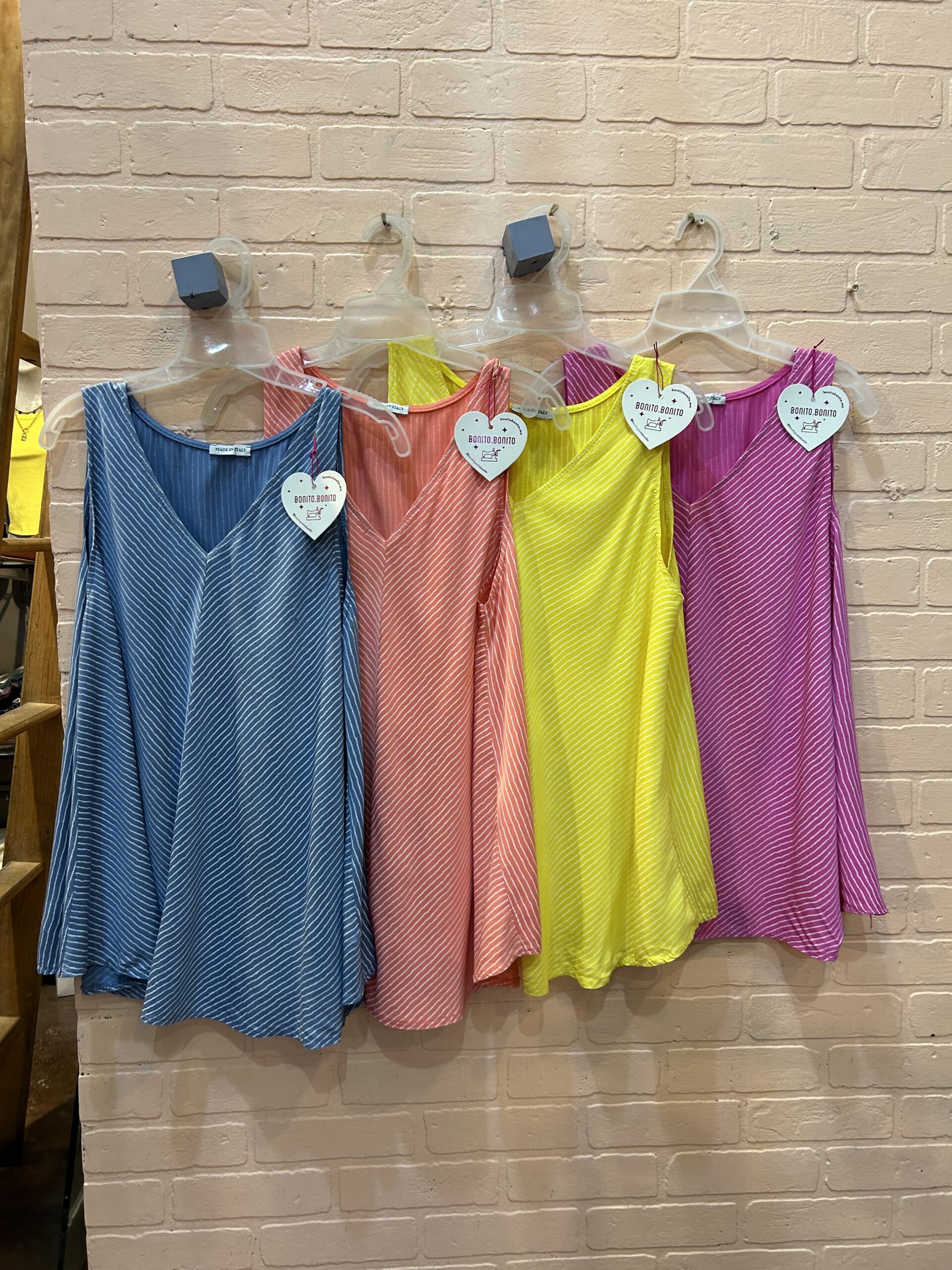 BLUSA TOP LINEAS DIAGONALES CORTE A