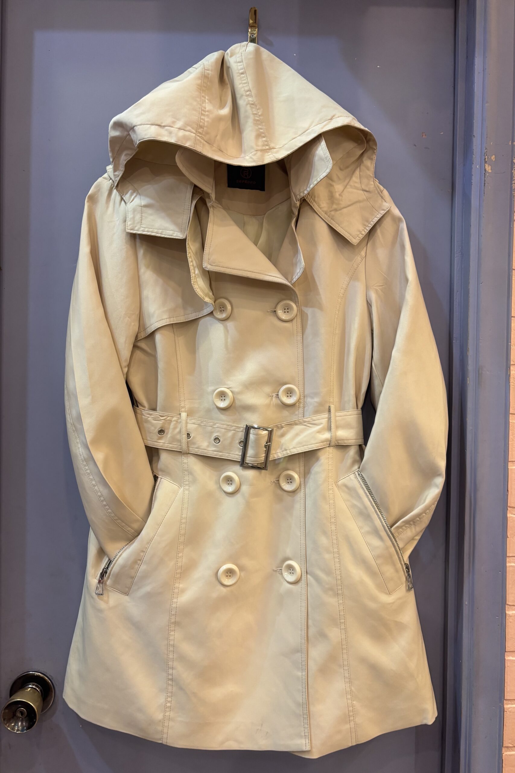 TRENCH BOTONES MIDI CON GORRO 095